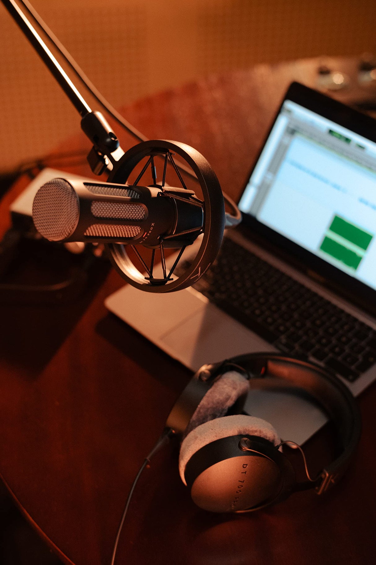 beyerdynamic PRO X M90 Side Addressed Condenser Microphone with Storage Bag, Pop Filter, and Shock Mount