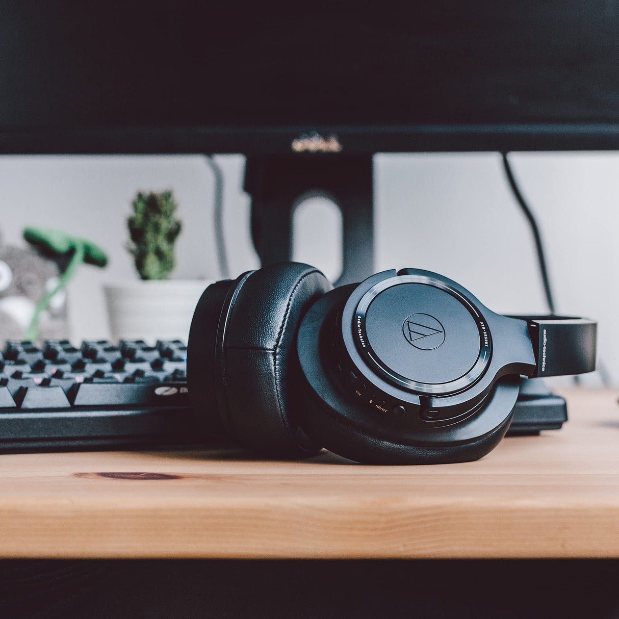 blucoil Audio Technica ATH-SR50BT Bluetooth Wireless Over-Ear Headphones, Black (ATH-SR50BTBK) Bundle 5000mAh Portable Power Bank, Aluminum Headphone Hook, and USB Car Charger