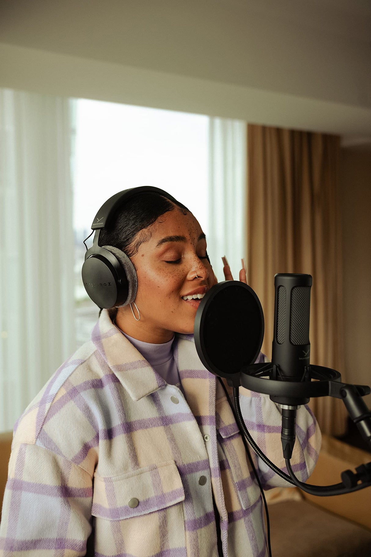 beyerdynamic PRO X M90 Side Addressed Condenser Microphone with Storage Bag, Pop Filter, and Shock Mount